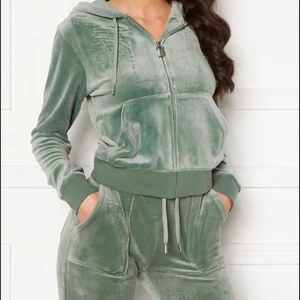 Juicy couture set - Säljer detta sjukt snygga & trendiga set som endast använts ett par gånger men är ändå i nyskick! De är för små och kommer därför inte till användning! Priset är för hela setet!💗