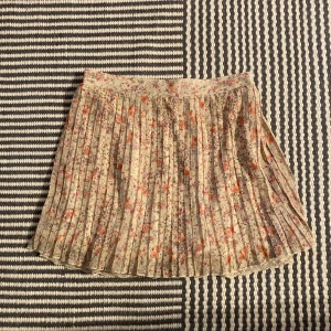 Bikbok kjol  - Gullig kjol från bokbok har aldrig fått användning för den därför säljer jag 💖