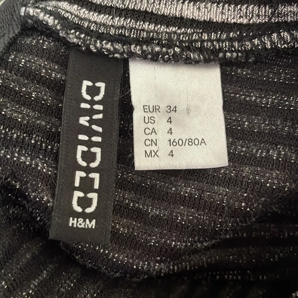  Kort- mellanlång, grå klänning med svarta ränder från H&M. Nästan aldrig använd.  Tryck inte på köp nu!. Klänningar.