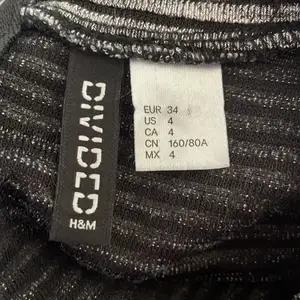  Kort- mellanlång, grå klänning med svarta ränder från H&M. Nästan aldrig använd.  Tryck inte på köp nu!