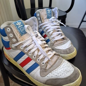 Adidas retro - Ingådda men det har sitt lilla extra. Riktiga nice basletsko. Svårt att hitta vita, mem änd å så vita