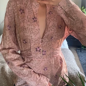 Ljusrosa mönstrad topp - LJUSROSA MÖNSTRAD TOPP FRÅN MEXX,   SKICK: Bra skick   PASSFORM: Moddeln på bilden är 162 cm lång och brukar s-xs, toppen satt bra och har ett band som går att spänna tightare och lösare vid midjan, dock satt den lite löst vid brösten.   Fler bilder->Dm  