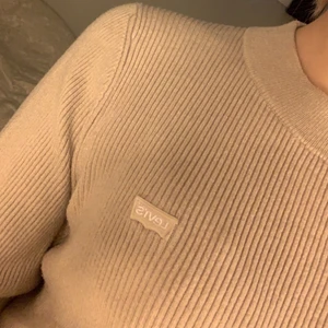 Levis  - säljer denna fina beiga Levis tröja i storlek XS (passar som S då den är väldigt stretchig) säljer den för 250 + frakt💞
