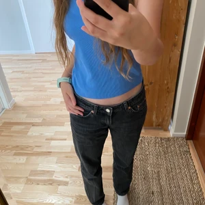 Arrow low jeans weekday  - Säljer mina jättesnygga arrow low waist jeans från weekday. Nästa aldrig använda och inga fel vad jag kan hitta. Strl 26/30 hör av er vid intresse