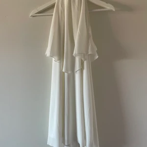 Klänning - Klänning från Nelly. Öppen rygg. Använd en gång så i bra skick. Köptes för några år sedan så går nog inte längre att köpa på nelly