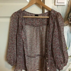 Blommig blus - Väldigt fin blus med somriga blommor som tyvärr var för liten för mig💕 