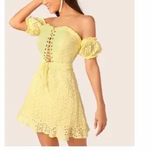 Köpte denna klänning för 2 år sen, aldrig använd!  Klänningen finns ej kvar på hemsidan därav dålig bild, men skriv för fler bilder!  Nypris 250kr