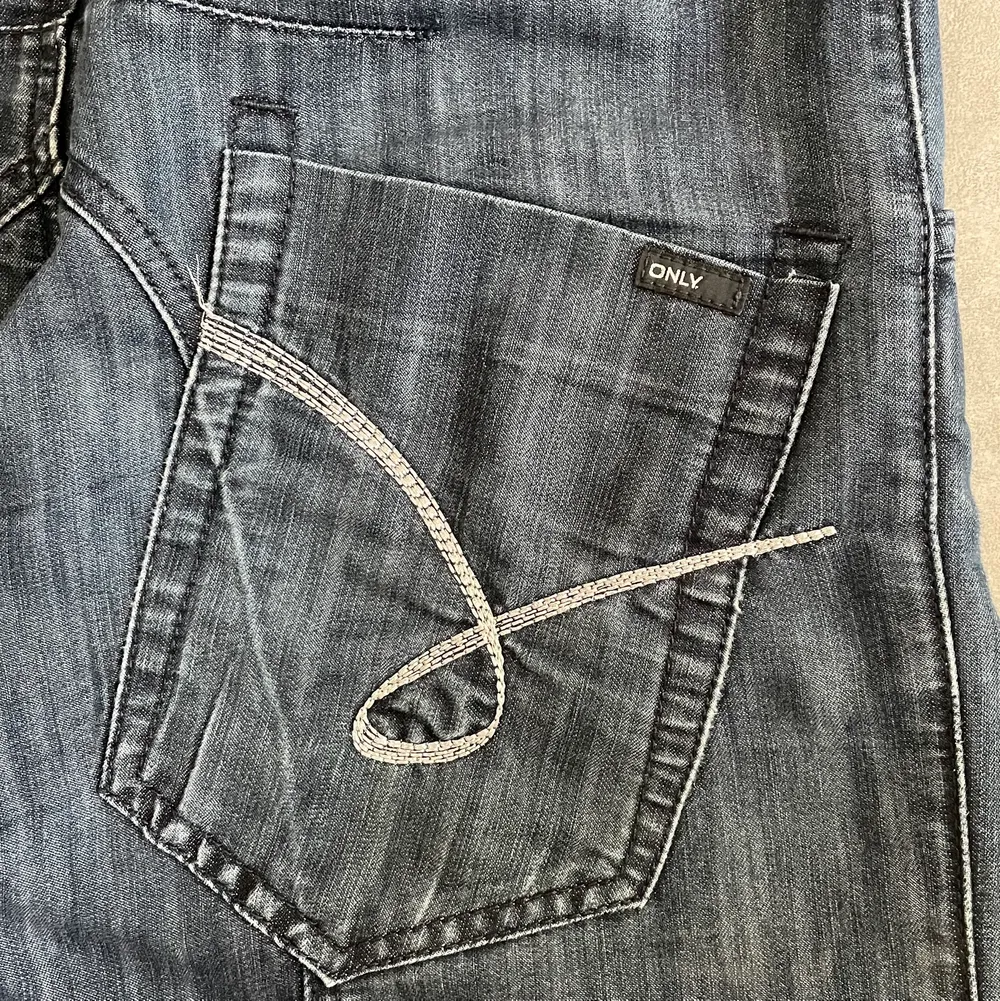 Riktigt snygga jeans med många coola detaljer! Gillar verkligen dem men tyvärr passar de inte längre;( . Jeans & Byxor.
