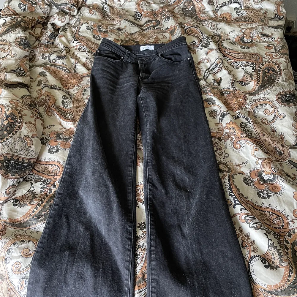 Säljer dessa snygga svart/gråa jeansen från Wera som är köpta på Åhléns! Låg midja och sitter jättefint på, storlek 36. Använda fåtal gånger så inte slitna alls! . Jeans & Byxor.