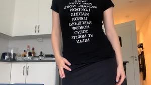 Michael Kors T-Shirt - Säljer min svarta MK tröja då den ej kommer till användning längre. Köpt i USA i MK butiken🥰 Köparen står för frakten