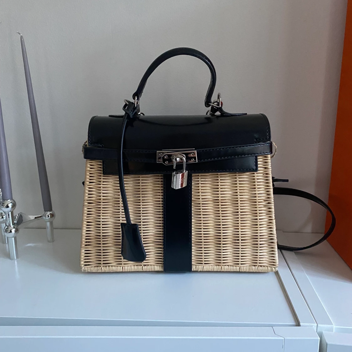 Snygg Hermesinspirerad rattan messenger väska