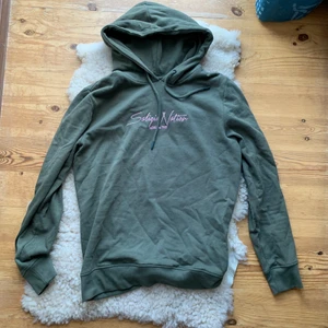 Grön Hoodie - Grön hoodie Passar storlek S