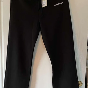 Axel Arigato mjukisbyxor  - Helt oanvända mjukisbyxor. Säljer dom för säljer för att dom va för stora. Är vanligtvis en Xs-S men råka beställa M. Nypris: 1500kr, Mitt pris:1200kr + frakt 