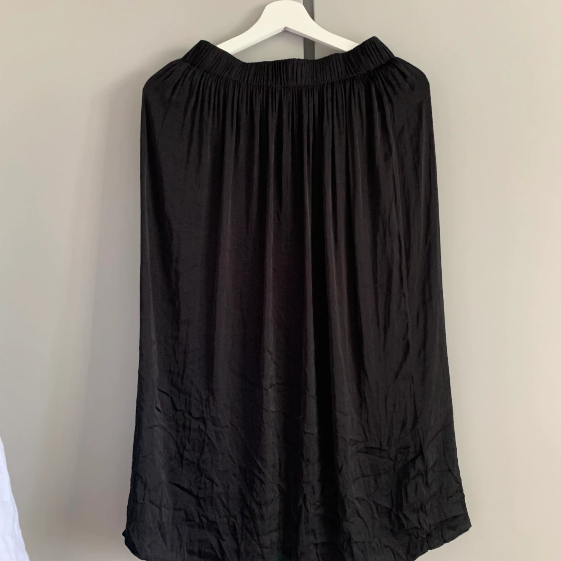 Svart plisserad kjol