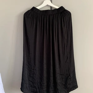 Svart plisserad kjol - Svart plisserad kjol i storlek 36