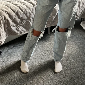 Storlek 158 - Ljusblåa jeans från Gina tricot. Storleken passar bra, men kan vara lite långa i längden.