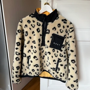 OBEY jacka  - Jacka från OBEY. Köpt våren 2021 men använd endast 2 gånger. Nypris: 1000kr 