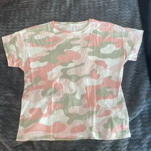 En t-shirt - En t-shirt från Lindex i storlek 146-152. Använd några gånger.🤍🆒