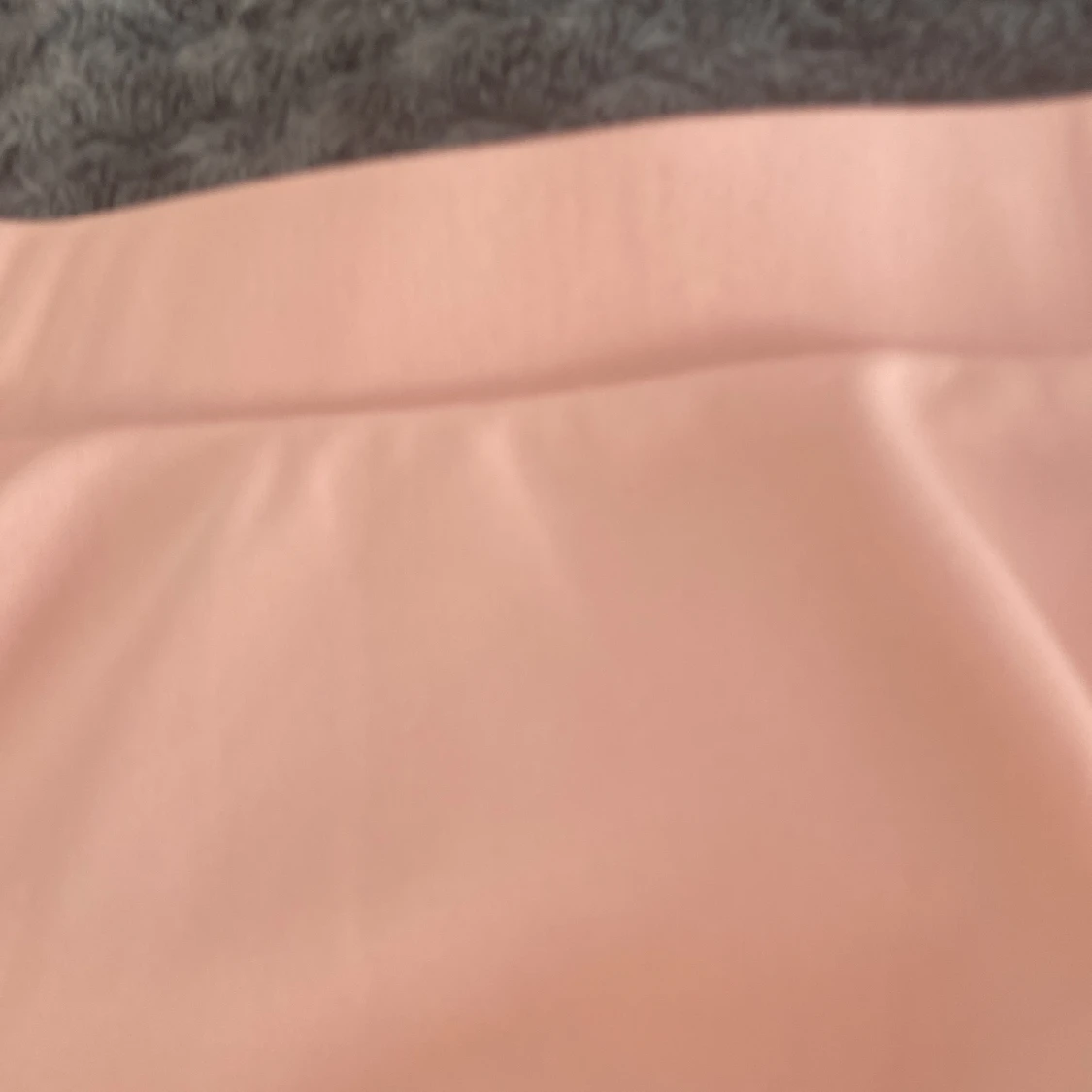 En rosa ganska kort kjol - 90