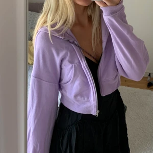 Zip hoodie - Lila croppad ziphoodie, 100kr+ frakt