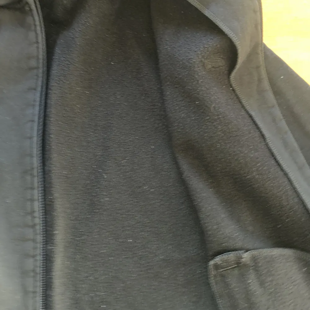 En svart lacoste hoodie, passar en som är 155-161 ungefär. Hoodies.