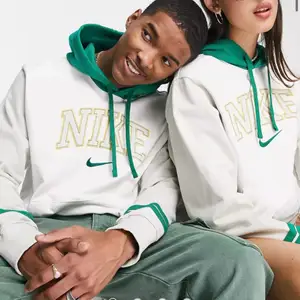 Köpt en grön vit hoodie i märket Nike. Storlek xs och är helt nyinköpt, endast testat! Köpte den för 949 kronor och säljer den för 700! 