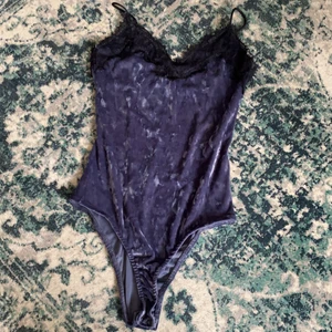 Sötaste bodyn - Jättefin body med spets och spagettiband från Pull&Bear. Färgen ser lila ut i kameran med den är blå. ❤️ Passar inte riktigt min stil längre så drf jag säljer❤️ Lite liten i strl så mer som en Xs. Fint skick! 