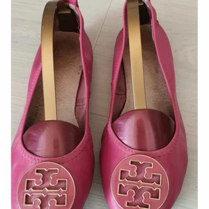 Tory Burch rosa Ballerinaskor stl 36 - Ballerinaskor helt i läder  Sula gummi Lite skav och någon repa (går att måla över) Mjuka och sköna  Innermått ca 22 cm