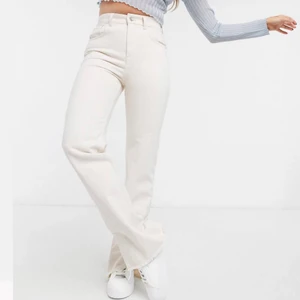 Jeans pull & bear  - Favorit jeansen från pull & bear!! De är höga i midjan och långa i benen. Dock har jag sytt upp de några cm så passar perfekt i längden för mig som är 1,67. Säljer pga för små