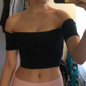 Offshoulder topp - Fin topp från pull&bear, den är lite för liten för mig så säljer därför. 😊köparen står för frakten ❌tryck inte på köp nu, utan skriv till mig❌