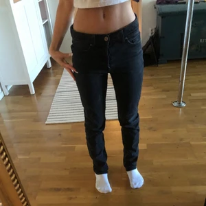 Svarta jeans - Snygga jeans från hm, inte min stil och säljer därför. köparen står för frakten💕 ❌tryck inte på köp nu, utan skriv till mig❌