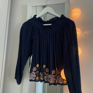 Säljer en super söt blus från Holister💓 modellen är off shoulder. 