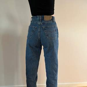 Vintage Levis jeans! Tyvärr har storleken suddats ut men Längd 32 (jag på bild är 170cm) och midja ca 26/27. Bara att skiva vid frågor 💛💛💛💛