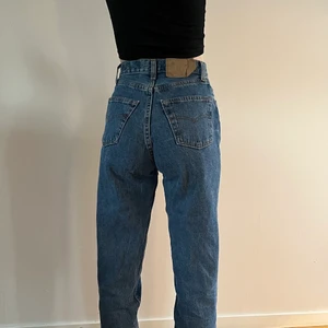 Vintage Levis Jeans  - Vintage Levis jeans! Tyvärr har storleken suddats ut men Längd 32 (jag på bild är 170cm) och midja ca 26/27. Bara att skiva vid frågor 💛💛💛💛