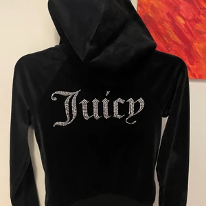 Juicy couture  - Säljer denna jätte fina juicy couture koftan  Knappt använd  Pris: 300 + frakt 