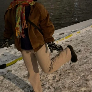 Beiga byxor - As nice beiga byxor som tyvärr blivit för stora för mig! Använd ett flertal gånger men ändå som nyskick! 