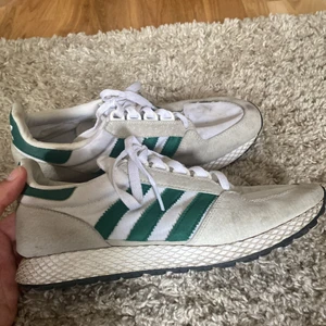 Adidas sneakers - Säljer mina adidasskor pga blivit för små tyvärr! Använda ett fåtal gånger, några fläckar som jag tror borde gå bort i tvätten! Annars är det inga vidare slitage på dom.