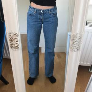 Säljer nu dessa jättefina jeans från Weekday!😍 De är i modellen Arrow Low waist. De är i jättebra skick då de aldrig är använda!! Nypris= 500kr men jag säljer för bara 300kr!🤩🤩 ‼️TRYCK INTE PÅ KÖP NU KNAPPEN‼️