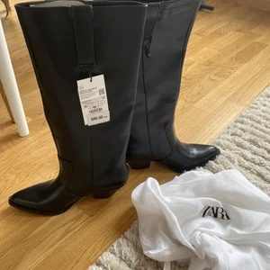 Cowboy boots  - Cowboy boots från Zara, aldrig använda pga skaftet är för smalt för mina vader!  Storlek 38.   Köpare står för frakt! 