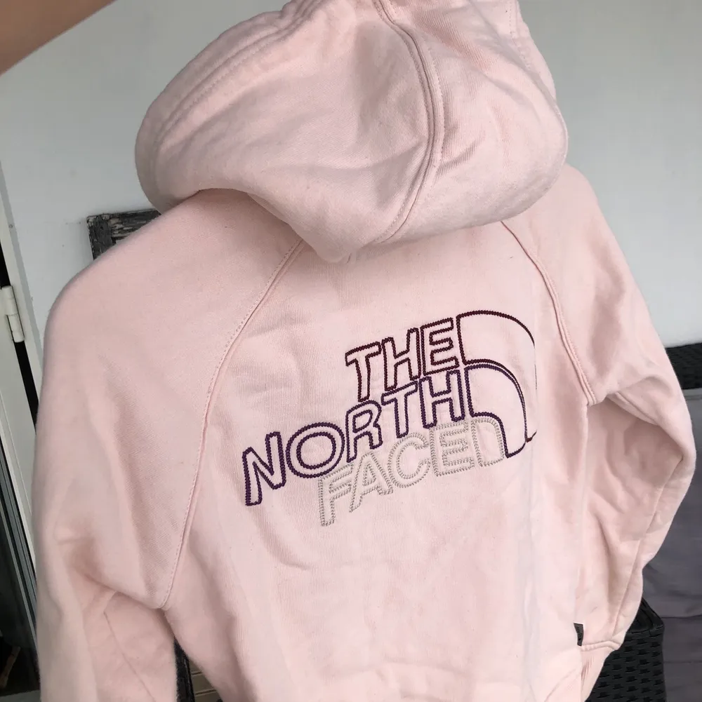 Säljer nu min The North Face hoodie då den är för liten. Hör av dig om du har någon fråga eller vill ha fler bilder🥰. Tröjor & Koftor.