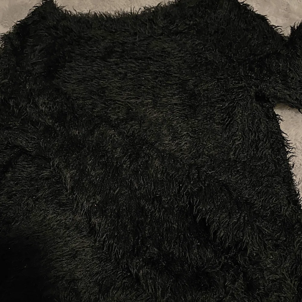 En jätte härlig svart fluffig tröja. Tröjor & Koftor.