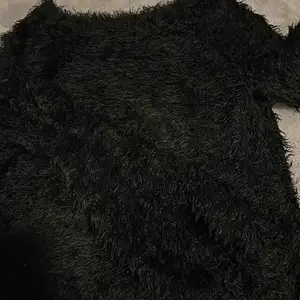 En jätte härlig svart fluffig tröja