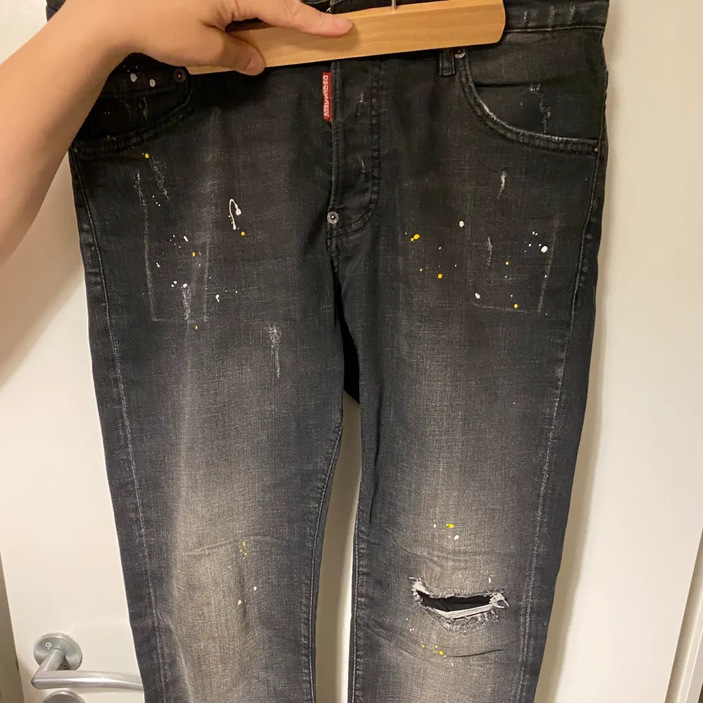 Säljer svarta Dsquared2 jeans strl 48, i ny skick, aldrig använda typ.. Jeans & Byxor.