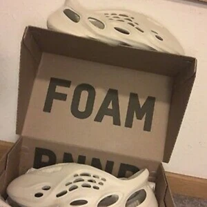 Foam runner yezzy  - Med box och kvitto Som ny