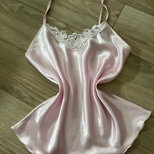 Nattlinne  - Pärl rosa nattlinne i storlek xs men passar även en s. Köpt i Italien. 