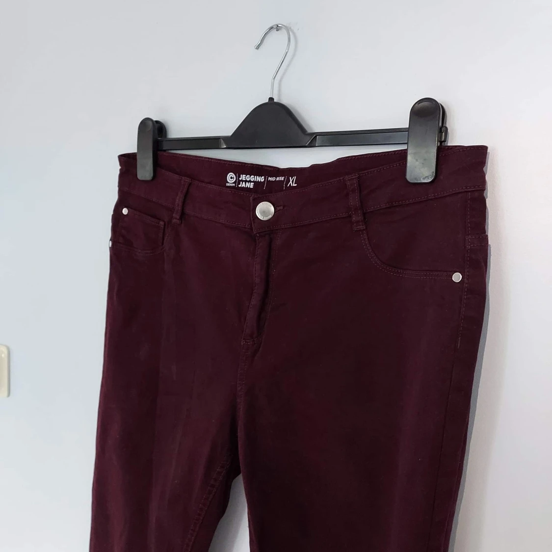 Jeggings byxor i vinrödfärg - 91