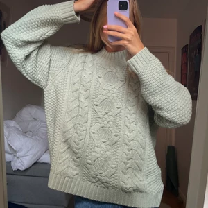 Ljusgrön stickad tröja - Ljusgrön stickad tröja från lager 157. Sparsamt använd. 