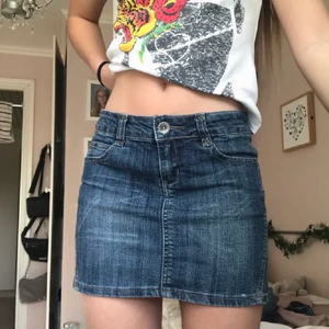 Lågmidjad kjol  - Fin lågmidjad kjol från SeriousSally! 