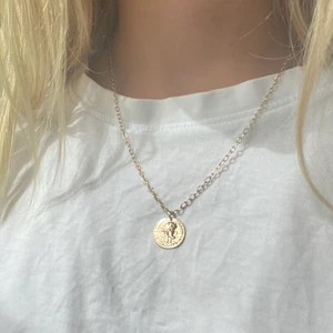 Halsband  - Säljer detta jättefina halsbandet som ser ut som en guldkrona💞 justerbart och jätte fint att ha det tsm med andra guldsmycken🔥 köpte från HM för några år sedan. kommer inte till användning längre då jag inte är en guldtjej :) ❗️på andra bilden är den ljusare i verkligheten än på bild❗️ 
