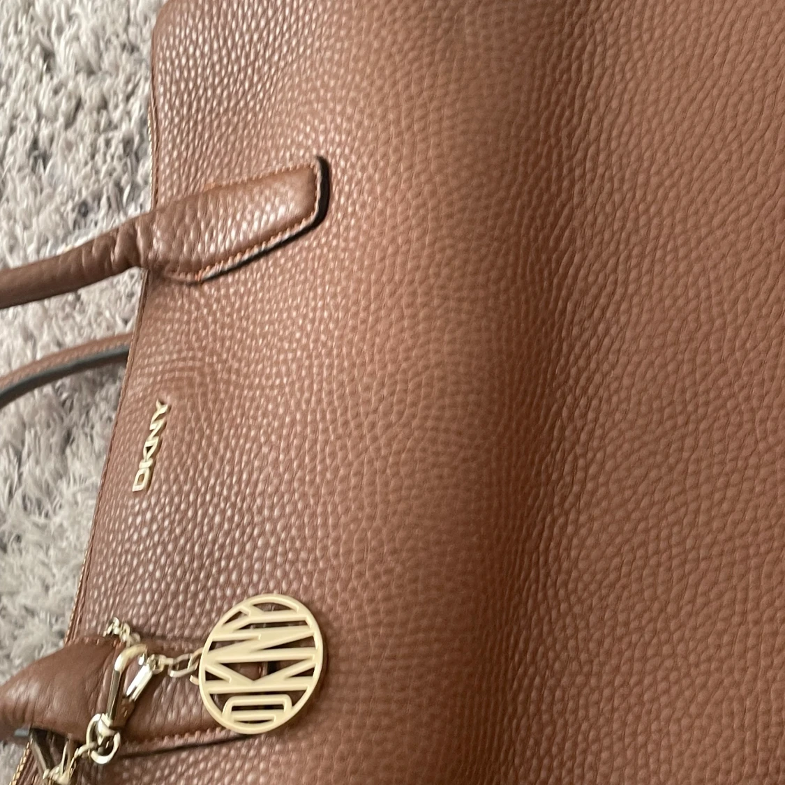 Brun dkny väska  - 90